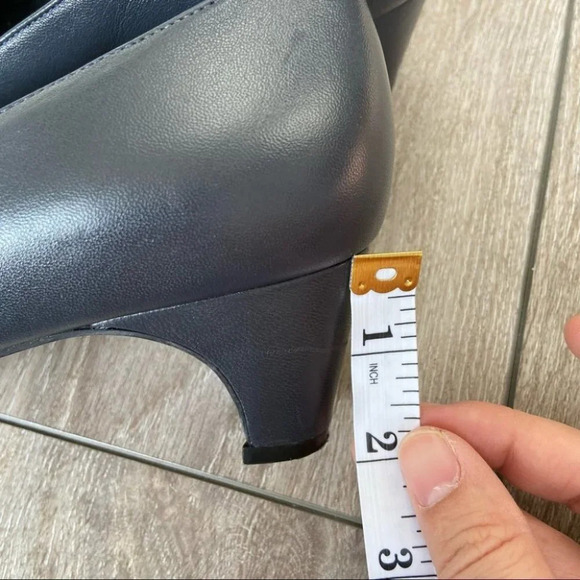 Trotters Women's Beth Pump in Navy Kid - Picture 12 of 14